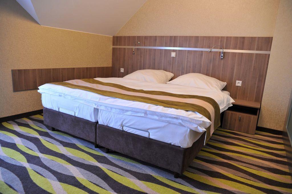 Oswald Arena Hotel Jemielnica Buitenkant foto