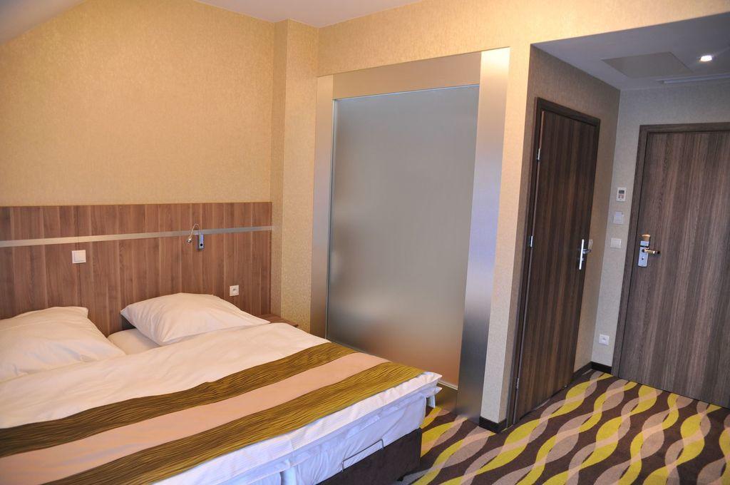 Oswald Arena Hotel Jemielnica Buitenkant foto